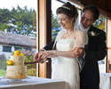 <strong>Small Weddings — Cake Cutting</strong><br /> The images of traditional rituals benefit from the intimate settings